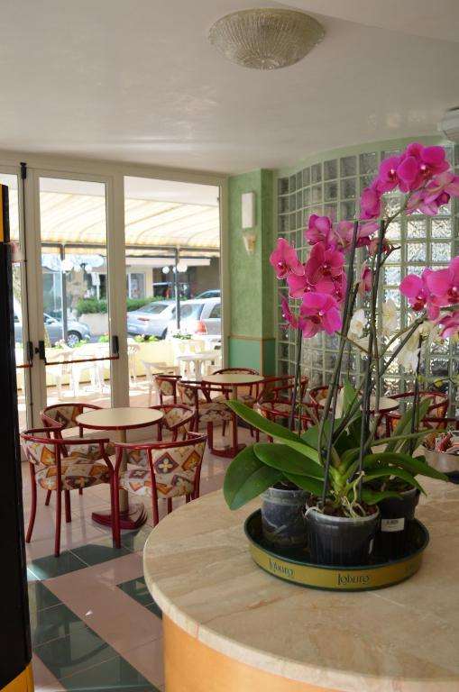 Hotel Aiglon Римини Экстерьер фото