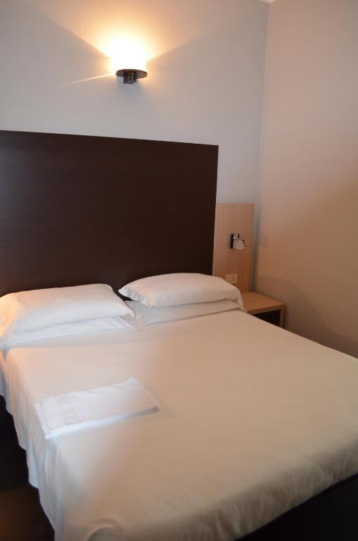 Hotel Aiglon Римини Номер фото