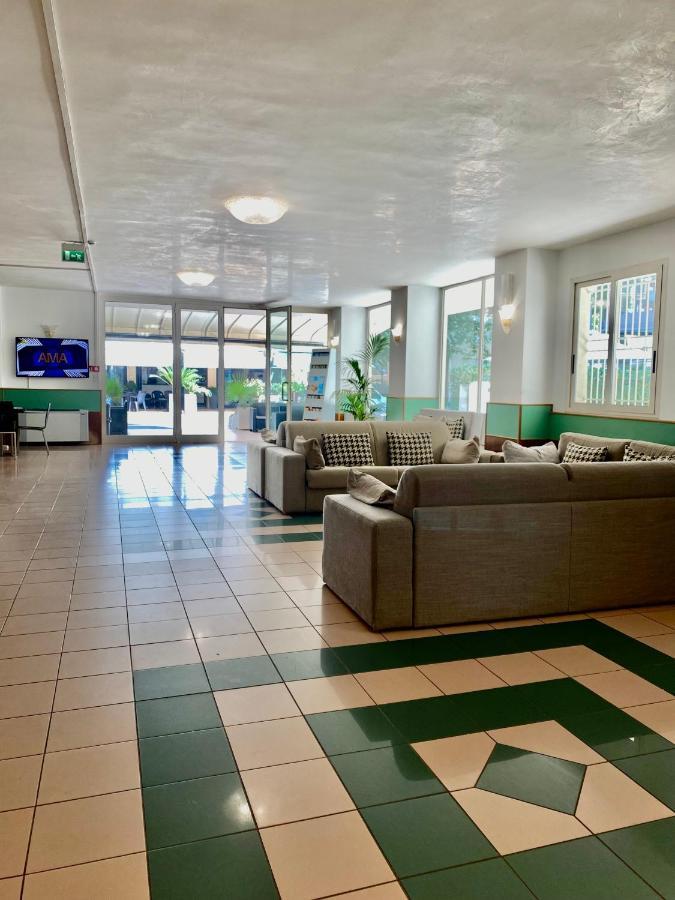 Hotel Aiglon Римини Экстерьер фото
