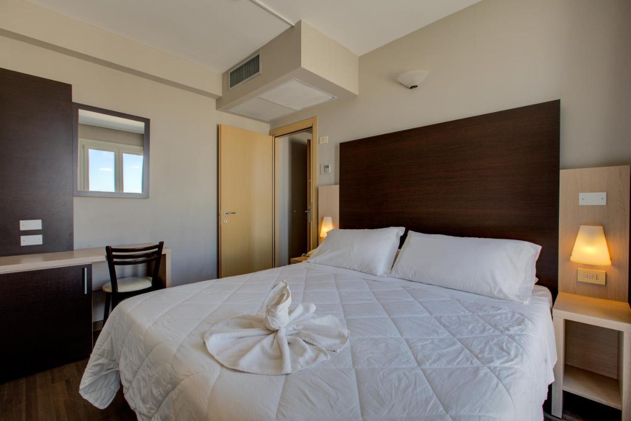Hotel Aiglon Римини Экстерьер фото