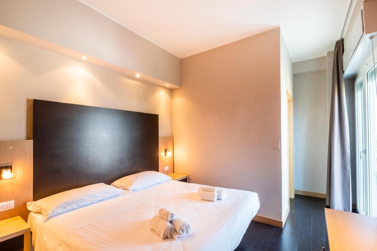 Hotel Aiglon Римини Экстерьер фото