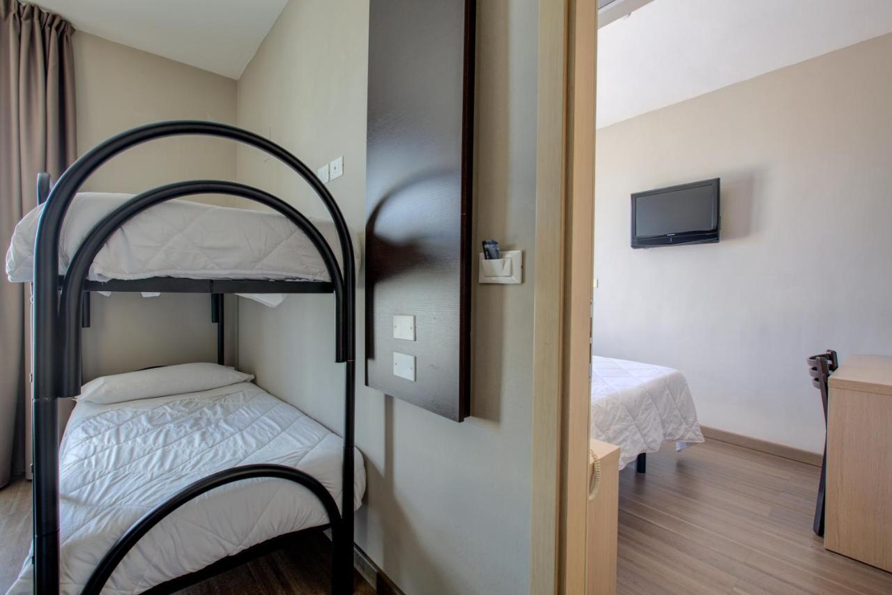 Hotel Aiglon Римини Экстерьер фото
