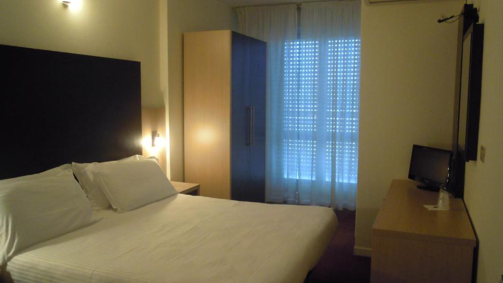 Hotel Aiglon Римини Номер фото