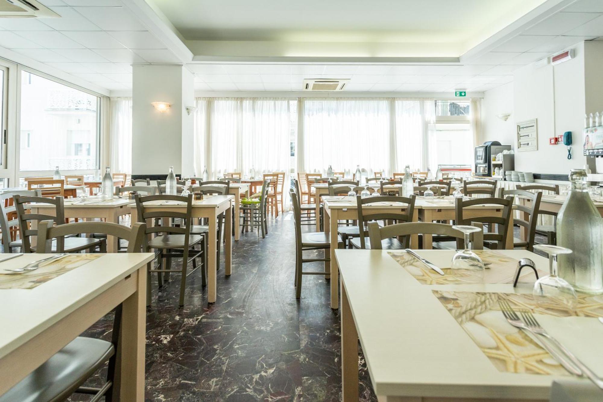 Hotel Aiglon Римини Экстерьер фото