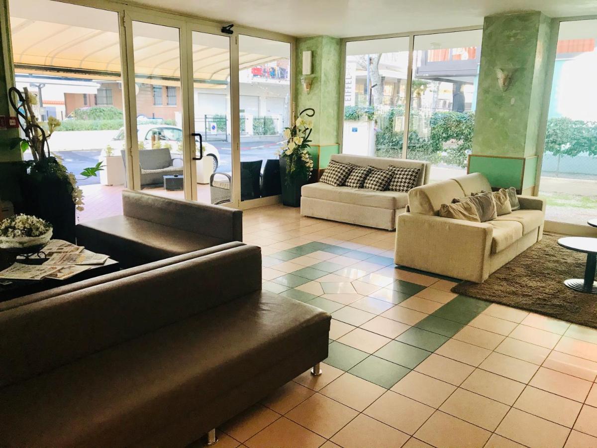 Hotel Aiglon Римини Экстерьер фото