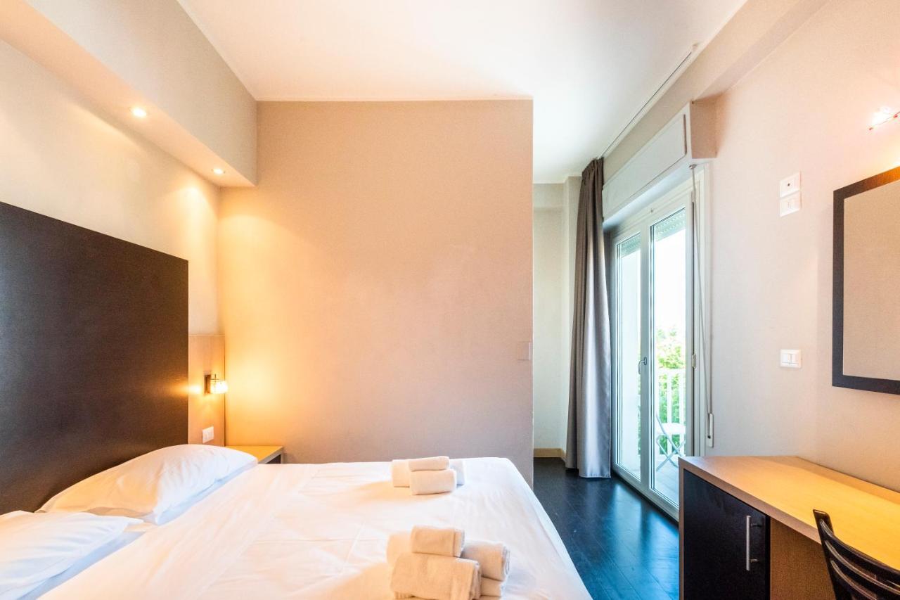 Hotel Aiglon Римини Экстерьер фото